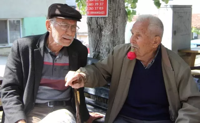 Sigarayı Bırakmak İçin Ağzına Aldığı Gülü 59 Yıldır Bırakmıyor