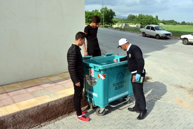 Bankadan Çıkan Vatandaşları Yeni Taktikleriyle Soymak İsteyen Hırsızlar Kıskıvrak Yakalandı