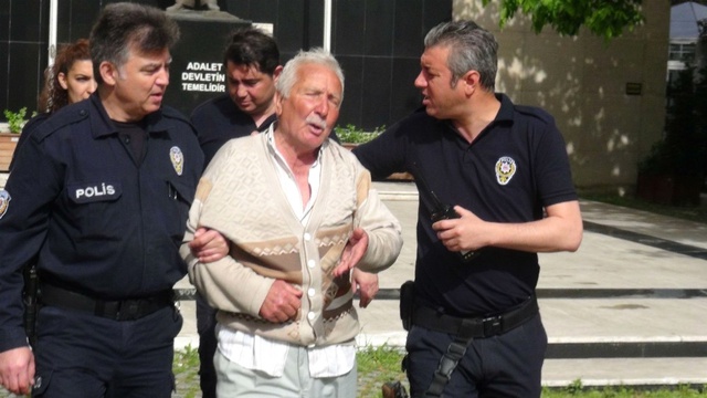 1 Günlük Hapis Cezası Alan Yaşlı Adam Adliye Önünde Vücuduna Çizik Attı