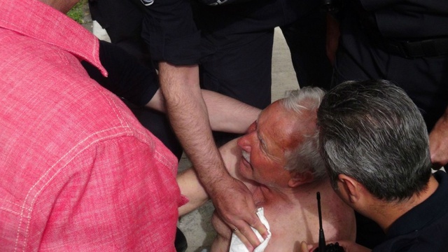 1 Günlük Hapis Cezası Alan Yaşlı Adam Adliye Önünde Vücuduna Çizik Attı