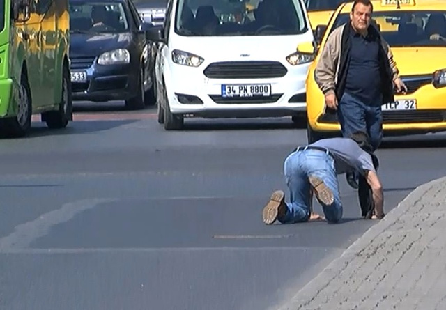 İstanbul'un Göbeğinde Bonzai İçen Genç Ayakta Duramayıp Yola Düştü