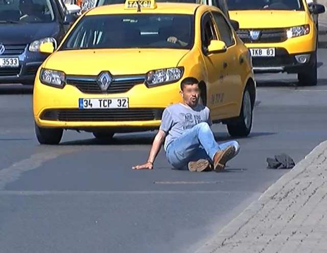 İstanbul'un Göbeğinde Bonzai İçen Genç Ayakta Duramayıp Yola Düştü