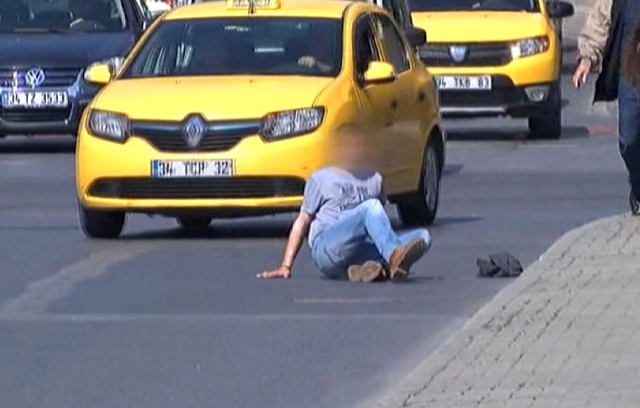  <a class='keyword-sd' href='/istanbul/' title='İstanbul'>İstanbul</a>'un Göbeğinde Bonzai İçen Genç Ayakta Duramayıp Yola Düştü
