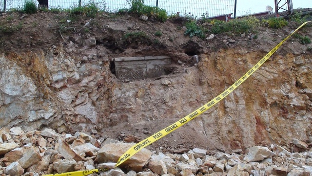 Tuzla'da Yol Çalışmalarında Tarihi Lahit Mezarlar Bulundu