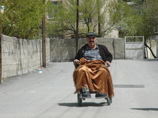 Haluk Levent, Felçli Hastaya Tekerlekli Sandalye Alarak İnsanlık Dersi Verdi