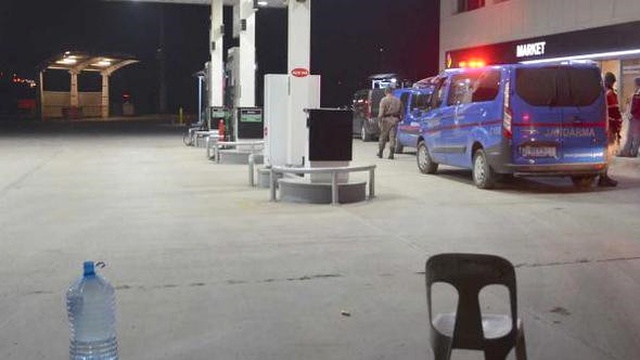 Paralarını Gasp Ettikleri Pompacılara, Çalışmayan Araçlarını İttirip Kaçtılar