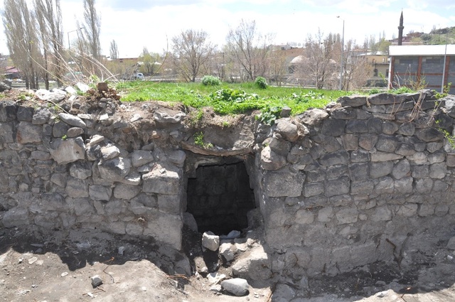 Kars'ta Gecekondu Yıkım Çalışmalarında 16. Yüzyıla Ait Buzhane Ortaya Çıktı