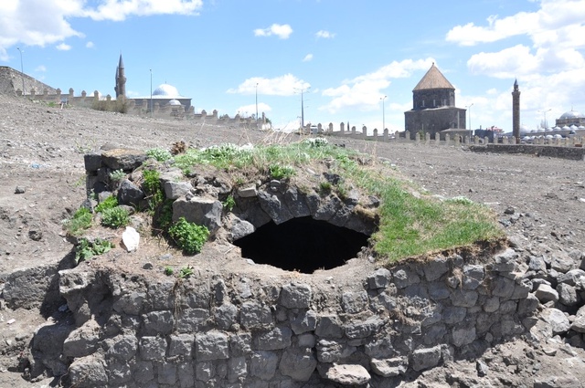 Kars'ta Gecekondu Yıkım Çalışmalarında 16. Yüzyıla Ait Buzhane Ortaya Çıktı