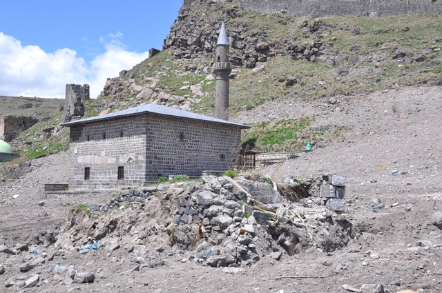 Kars'ta Gecekondu Yıkım Çalışmalarında 16. Yüzyıla Ait Buzhane Ortaya Çıktı