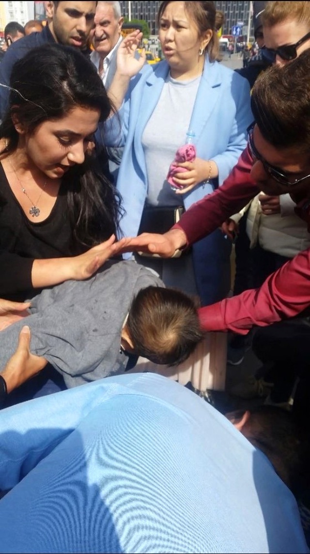 Dili Boğazına Kaçan Bebeğe Doktordan Hayat Kurtaran Müdahale
