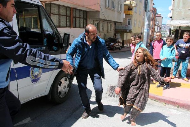 Karşısında Polis ve Zabıtayı Gören Dilenciler Bayılma Numarası Yaptı