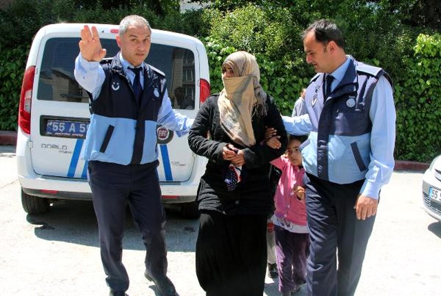 Karşısında Polis ve Zabıtayı Gören Dilenciler Bayılma Numarası Yaptı