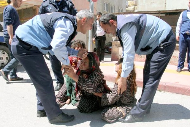 Karşısında Polis ve Zabıtayı Gören Dilenciler Bayılma Numarası Yaptı
