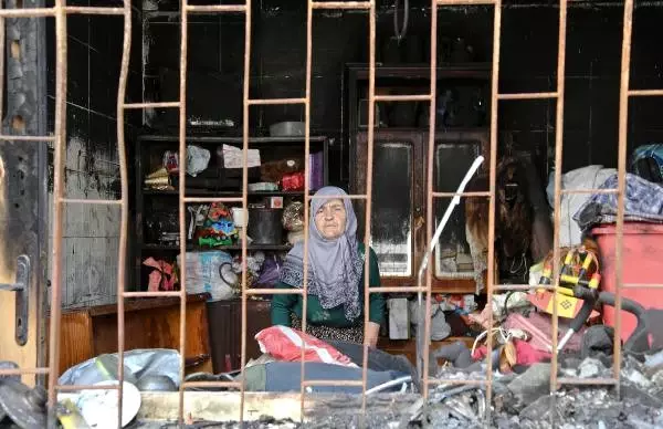 Evleri Yanan Yaşlı Çift, Balkon Boşluğunda Yaşıyor