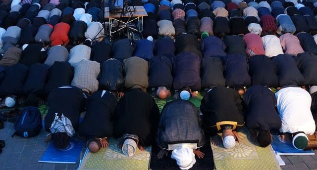 İstanbul'un Fethinin Yıl Dönümünde Ayasofya Önünde Toplanan Binlerce Kişi Sabah Namazı Kıldı