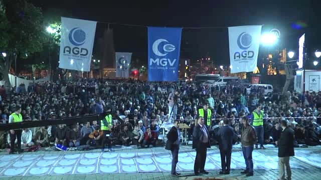 İstanbul'un Fethinin Yıl Dönümünde Ayasofya Önünde Toplanan Binlerce Kişi Sabah Namazı Kıldı