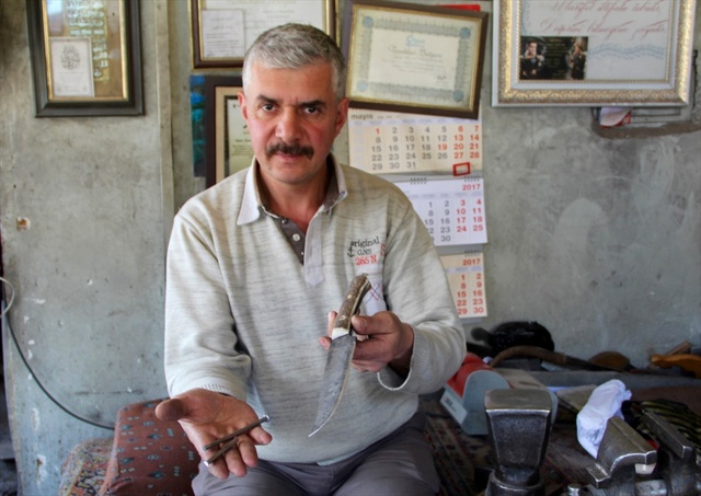 Çeliği 10 Kat Sertleştirerek Ürettikleri Sivas Bıçağı, Çiviyi Kesiyor