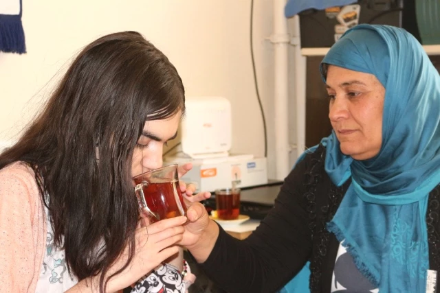Ağrı'da Suriye'li Üvey Anne 3 Engelli Çocuğa Kendi Çocukları Gibi Bakıyor