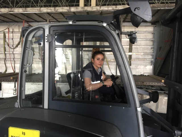 Forklift Operatörü Kadınlar Erkeklere Taş Çıkartıyor
