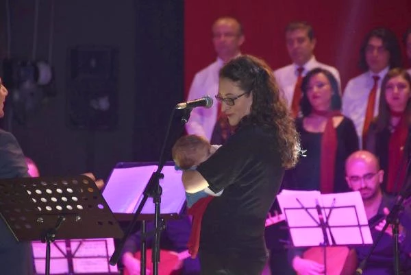 Türk Halk Müziği Sanatçısı, Kucağında 5 Aylık Oğluyla Sahnede Türkü Söyledi
