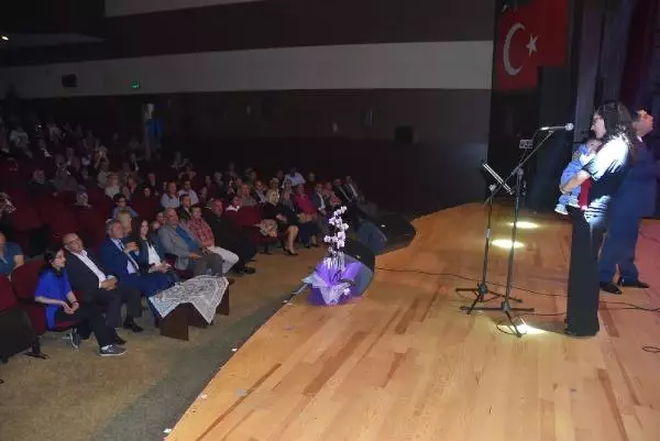 Türk Halk Müziği Sanatçısı, Kucağında 5 Aylık Oğluyla Sahnede Türkü Söyledi