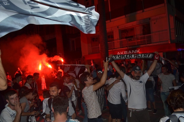 Altay 2. Lig'e Yükselince İzmirliler Sokağa Döküldü