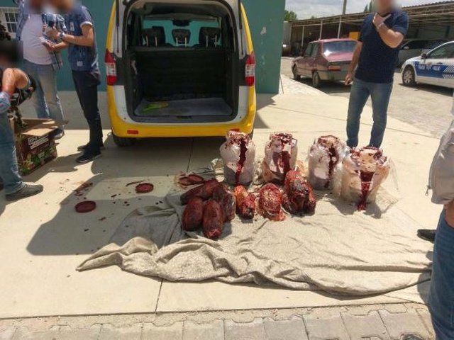 Salça Bidonlarına Zulaladıkları Esrarları Başka Araca Naklederken Yakayı Ele Verdiler