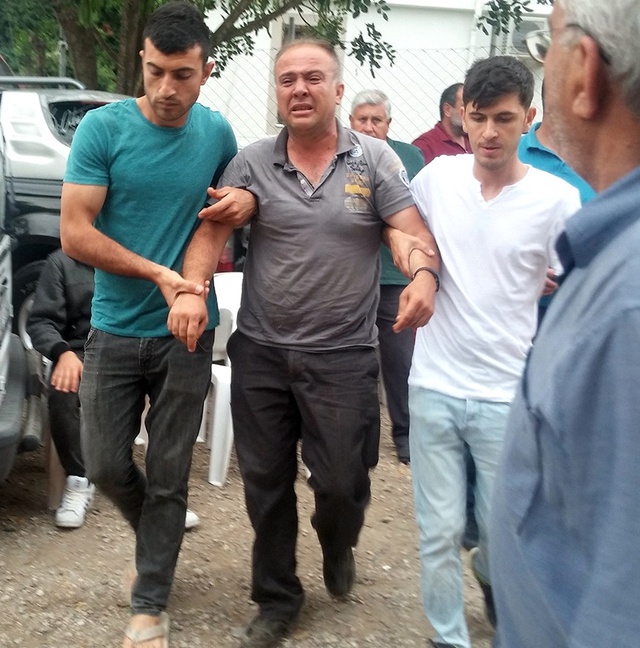 İntihar Eden Annesinin Cesedinin Başında 1 Saat Boyunca Babasını Bekledi