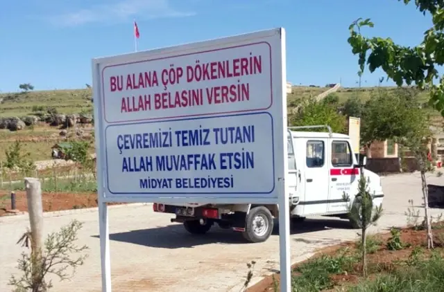 Belediyeden Çöp Atanlara Karşı 'Dualı ve Beddualı' Tabela