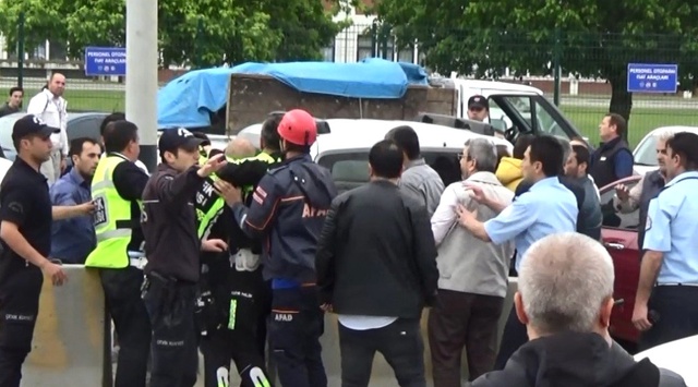 Ölümlü Kaza Sonrası Ortalık Karıştı, Polis Havaya Ateş Etmek Zorunda Kaldı
