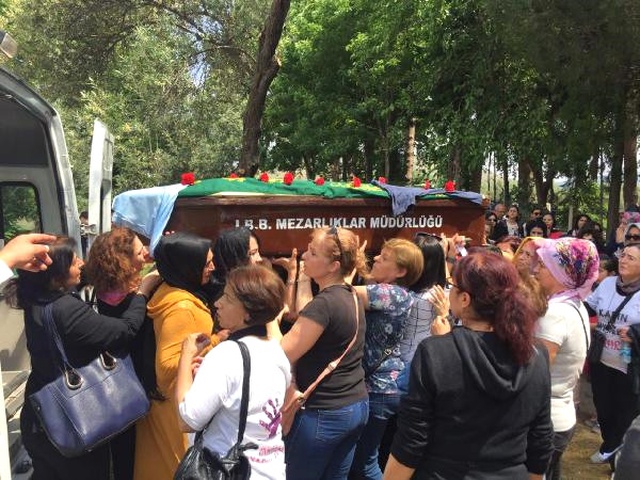 Eski Eşi Tarafından Çekiçle Vurulak Öldürülen Işık'ın Cenazesini Kadınlar Omuzladı