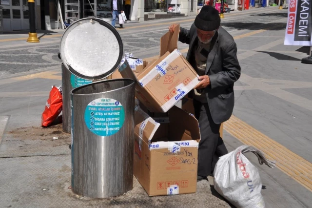 85 Yaşındaki İbrahim Dede'nin Dramı! Çöpten Şişe Toplayarak Üniversiteli Çocuklarını Okutuyor