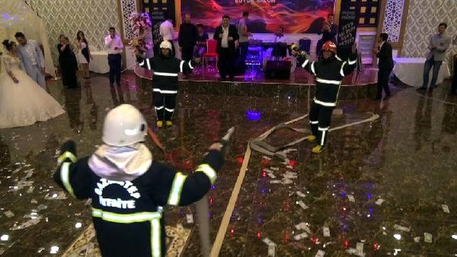 İtfaiyeci Çiftin Düğününü, İtfaiyeciler Bastı