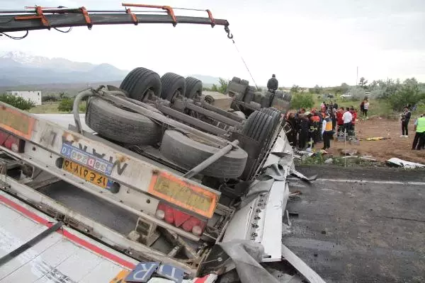 Kayseri'de 8 Araçlı Zincirleme Kaza: 4 Kişi Yaralandı