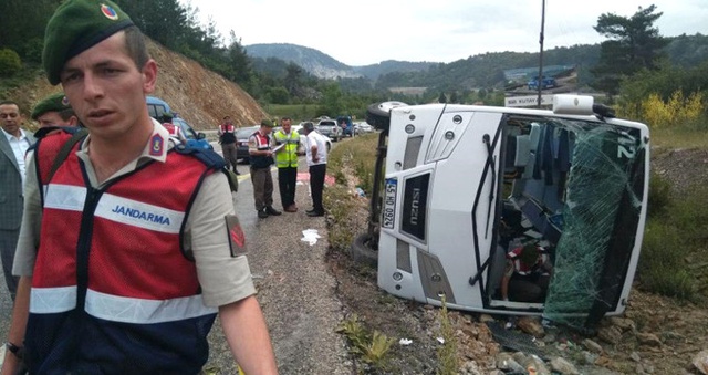 Rus Turistleri Taşıyan Midibüs Şarampole Devrildi: 18 Yaralı
