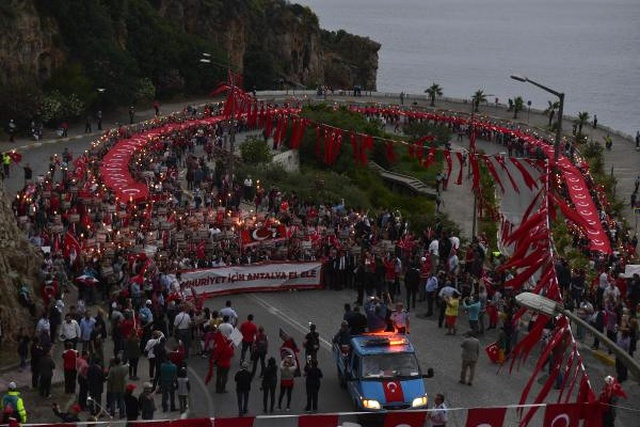 Antalya'da Açılan 400 Metrelik Dev Türk Bayrağı Böyle Görüntülendi
