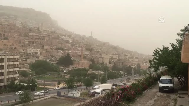 Mardin'de Havadaki Toz Bulutları Nedeniyle Yetkililer 'Dışarı Çıkmayın' Uyarısı Yaptı