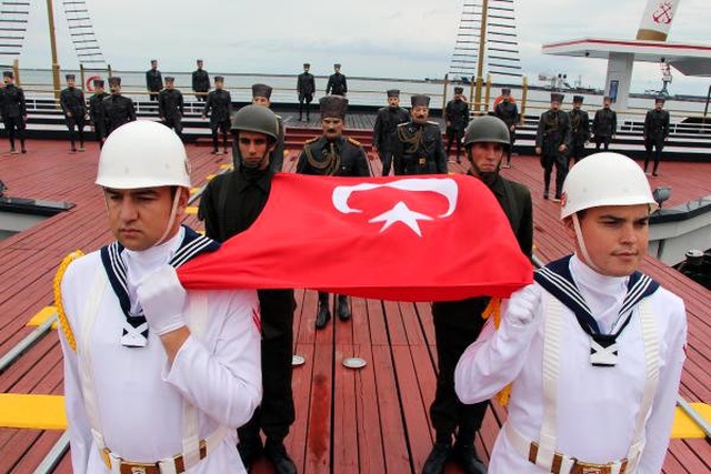 Atatürk'ün Samsun'a Çıkışını Temsil Eden Bayrak, Törenle Karaya Çıkartıldı