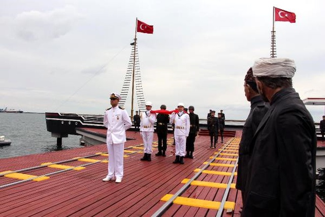 Atatürk'ün Samsun'a Çıkışını Temsil Eden Bayrak, Törenle Karaya Çıkartıldı