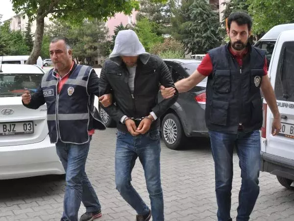 Tecavüz İçin Kaçırmaya Çalıştıkları Kızlardan Biri Karateci Çıkınca Dayağı Yediler