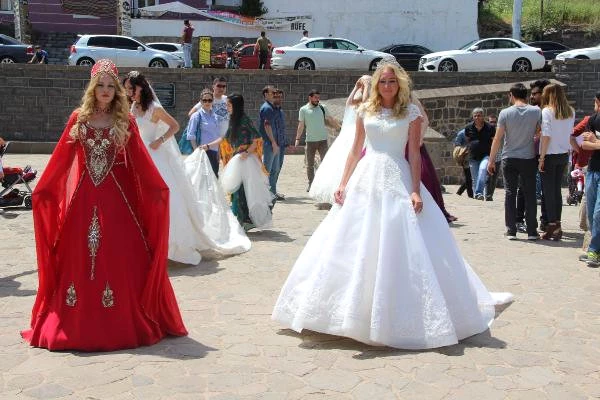 Defile İçin Diyarbakır'a Gelen Rus Mankenler Gelinlikle Delilo Oynadılar