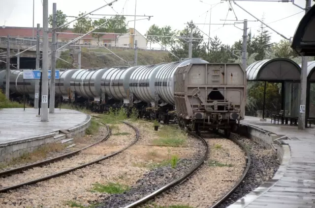 Fotoğraf Çekilmek İçin Trenin Üzerine Çıkan Gençler Elektrik Akımına Kapıldı