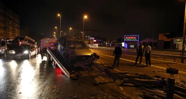 Direksiyon Hakimiyetini Kaybeden Sürücü, Metrobüs Yoluna Girdi!