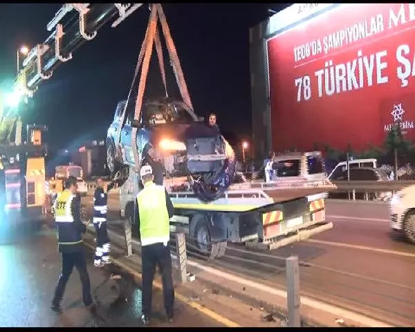 Bahçelievler'de Bir Araç Metrobüs Yoluna Daldı: 1 Yaralı