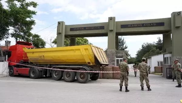 Bonzai İçip Kamyonla Nizamiyeye Daldı