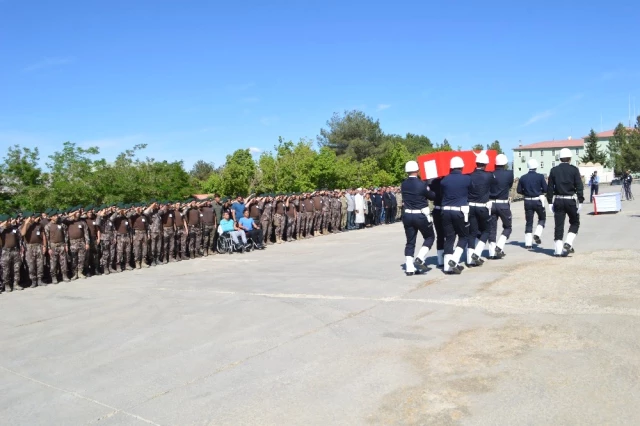 Şırnak Şehidini Memleketine Uğurlayan Arkadaşları, Tabutun Başından Ayrılamadı