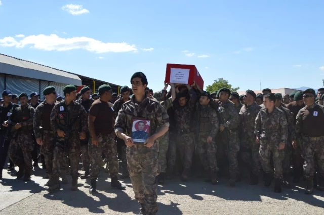 Şırnak Şehidini Memleketine Uğurlayan Arkadaşları, Tabutun Başından Ayrılamadı