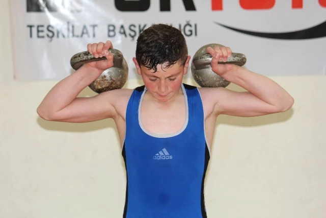 11 Yaşındaki Güreşçi Fatih Özgen, Türkiye Şampiyonu Oldu