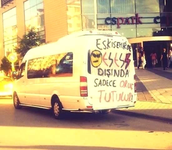 Eskişehirsporlu Taraftarın Arabasına Astığı Pankart Görenleri Gülümsetti