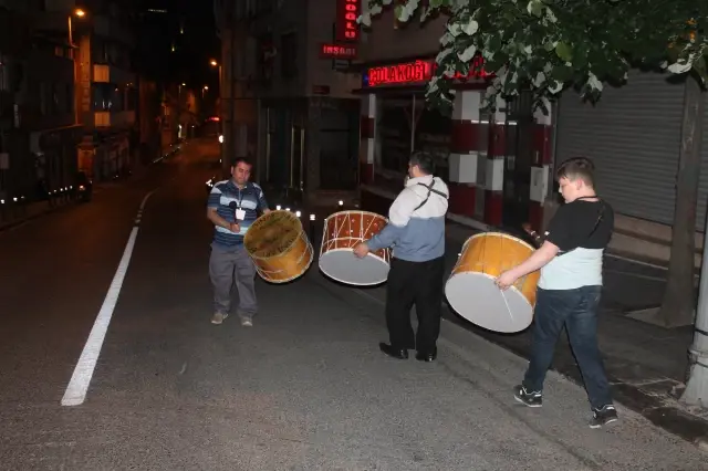 Davulcular Mesaiye Başladı, Sultanahmet ve Eyüp Sultan'da İlk Sahur Heyecanı Yaşandı